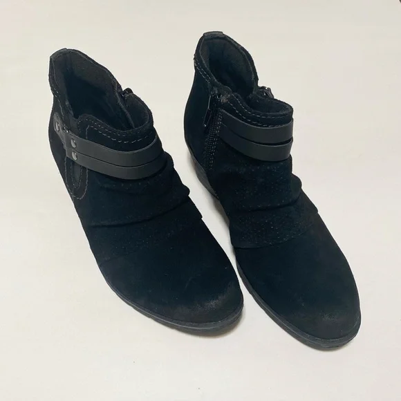 Earth Origins Suede Bootie - Picture 3 of 8